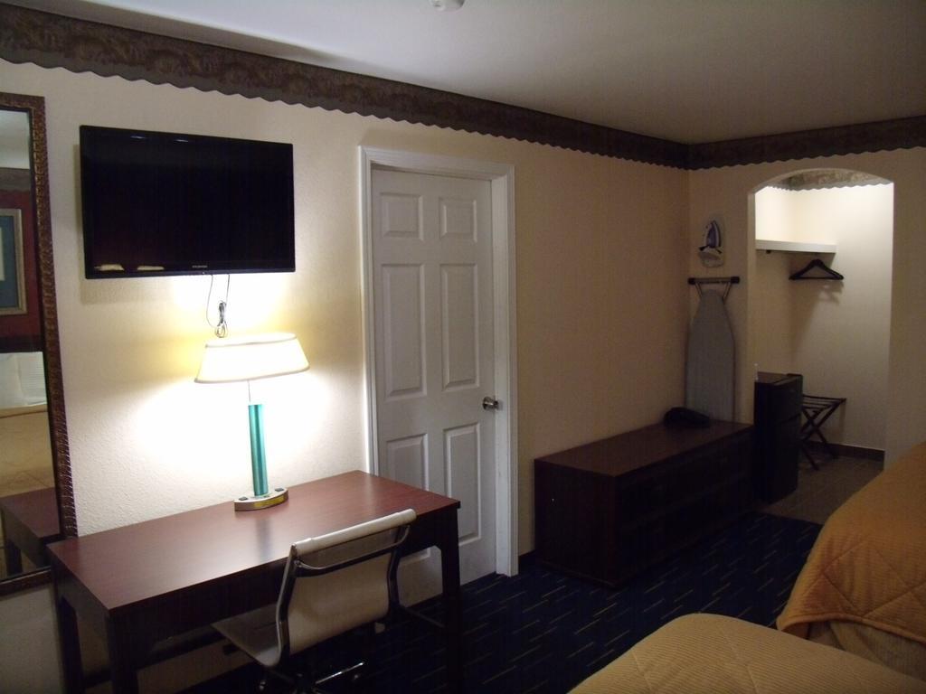 Country Inn Sterling Екстериор снимка
