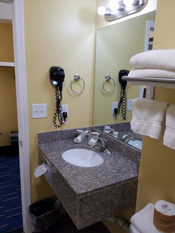 Country Inn Sterling Екстериор снимка